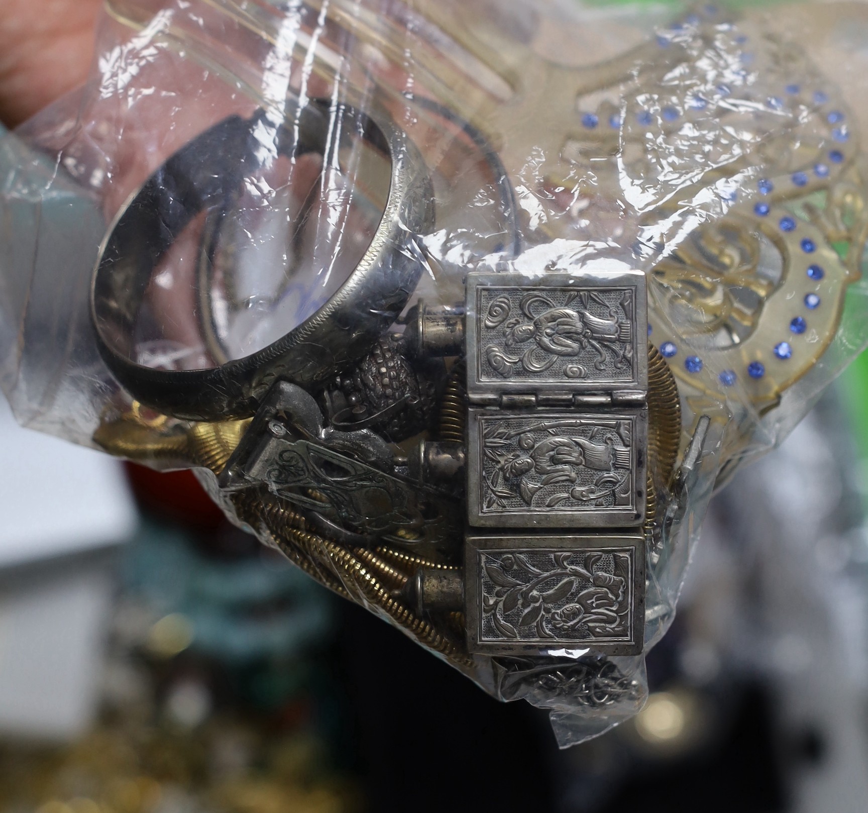 Assorted costume jewellery.
